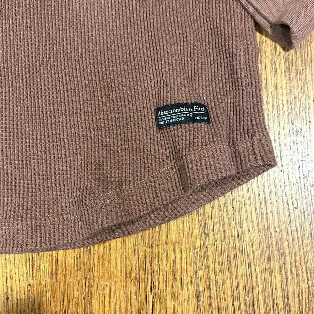 ABERCROMBIE AND FITCH Men’s Waffle Curve Long Sleeve - Picture 3 of 5